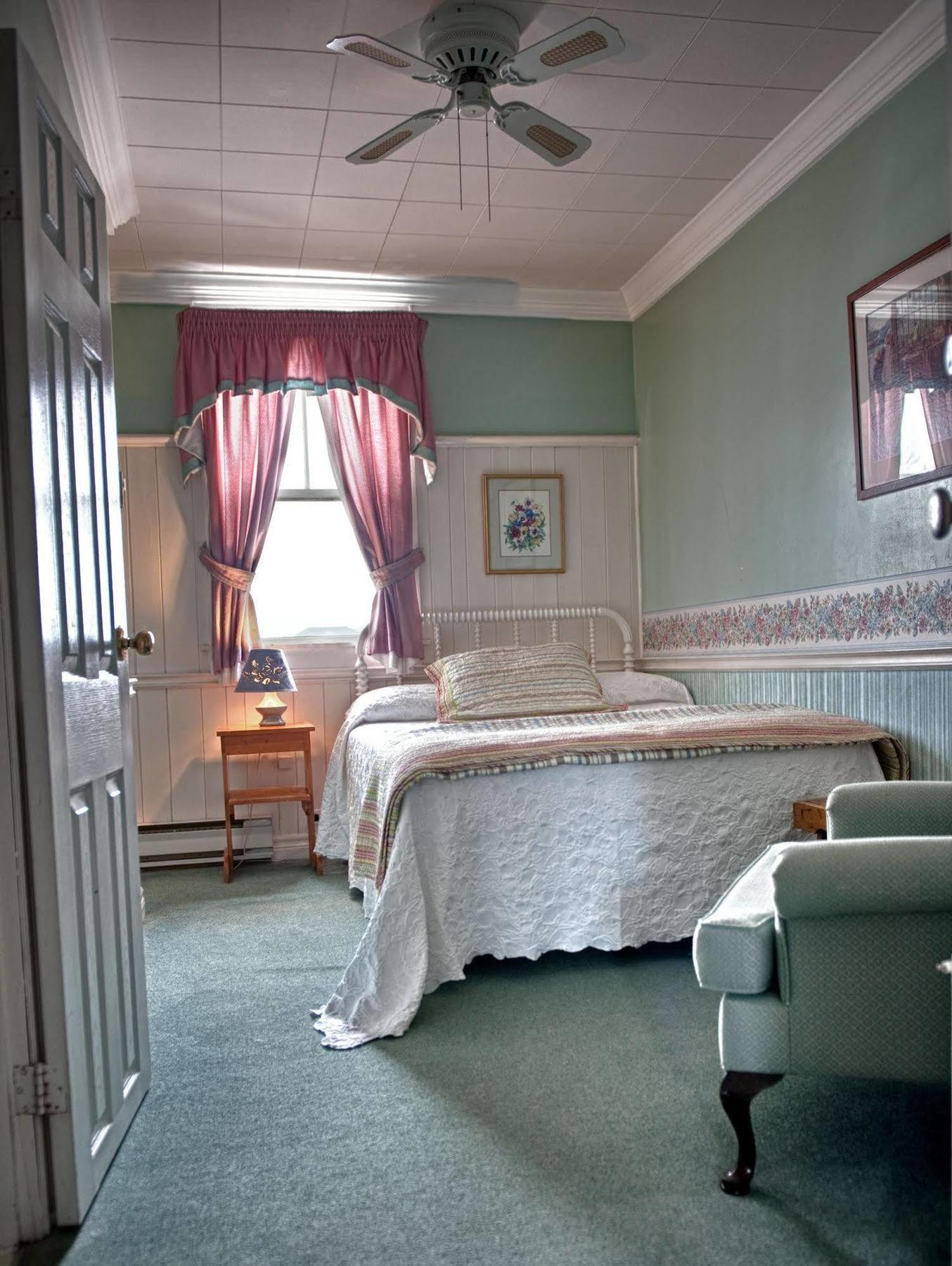 Telegraph House Motel Baddeck Inlet Екстериор снимка